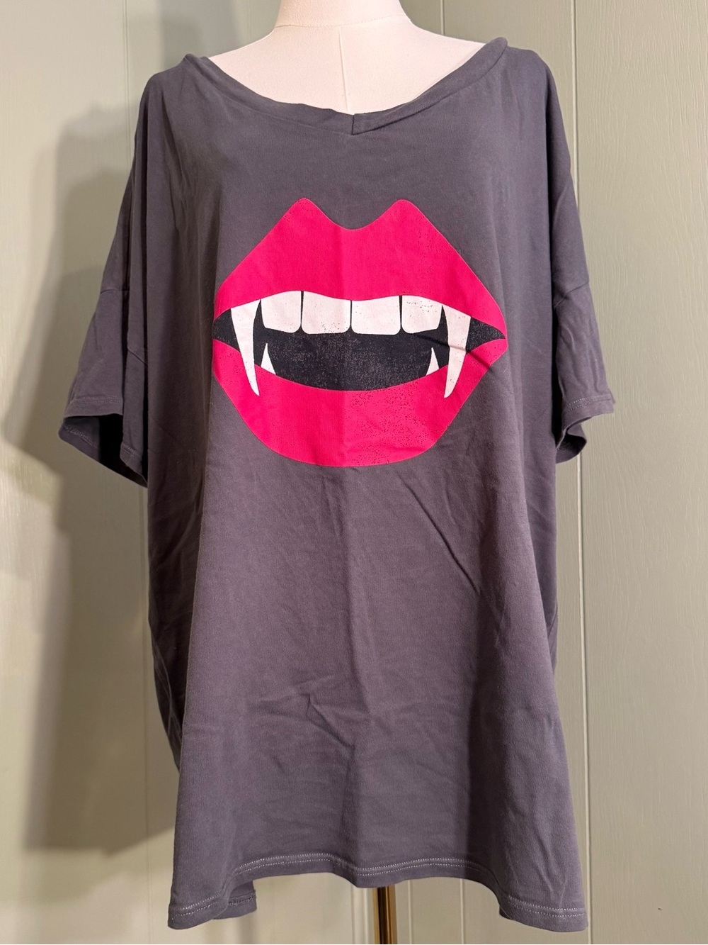 Women’s Graphic Tee - Hot Pink Lips with Vampire Fangs on Gray Size 3XL 💯Cotton
